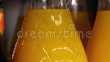 玻璃瓶里的橙汁